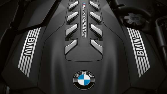 Benzínový 8-valec BMW M TwinPower Turbo M850i BMW radu 8 Cabrio G14 LCI Facelift 2022 Benzínový 8-valec BMW M TwinPower Turbo M850i BMW radu 8 Cabrio G14 LCI Facelift 2022 detail kryt motora