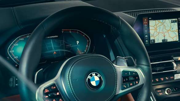 Prístrojový displej. BMW radu 8 Coupé, kokpit, volant s prístrojovým displejom.