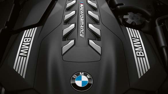 Benzínový 8-valec BMW TwinPower Turbo. BMW radu 8 Coupé, pohľad zhora, Benzínový 8-valec BMW TwinPower Turbo.