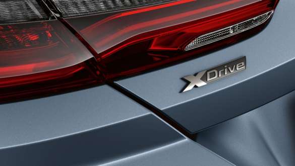 Označenie BMW xDrive. BMW radu 8 Coupé, zadný pohľad, označenie BMW xDrive.