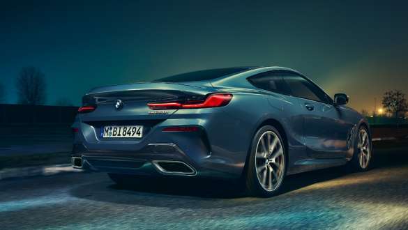 Koncovky výfuku a zadné kolesá. BMW radu 8 Coupé, dolný zadný pohľad, koncovky výfuku a zadné kolesá.