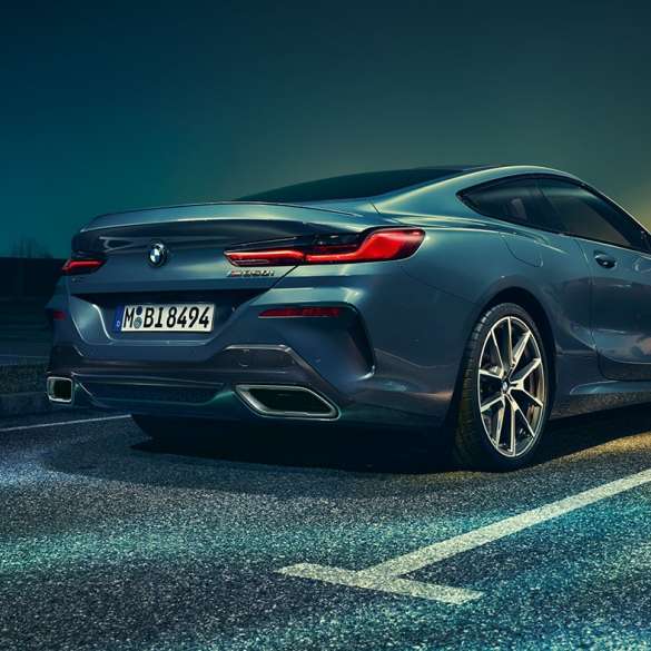 BMW radu 8 Coupé, zadobočný pohľad. BMW radu 8 Coupé, zadobočný pohľad, statický záber v nočnej scenérii.