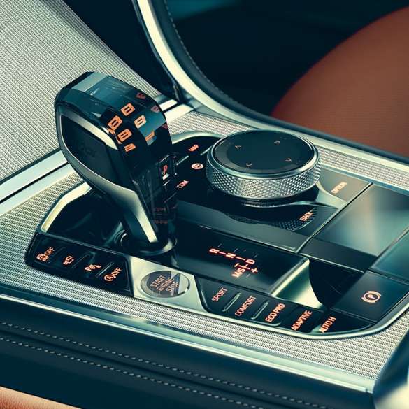 BMW radu 8 Coupé, interiér. BMW radu 8 Coupé, interiér, detailný pohľad na voliacu páku prevodovky.