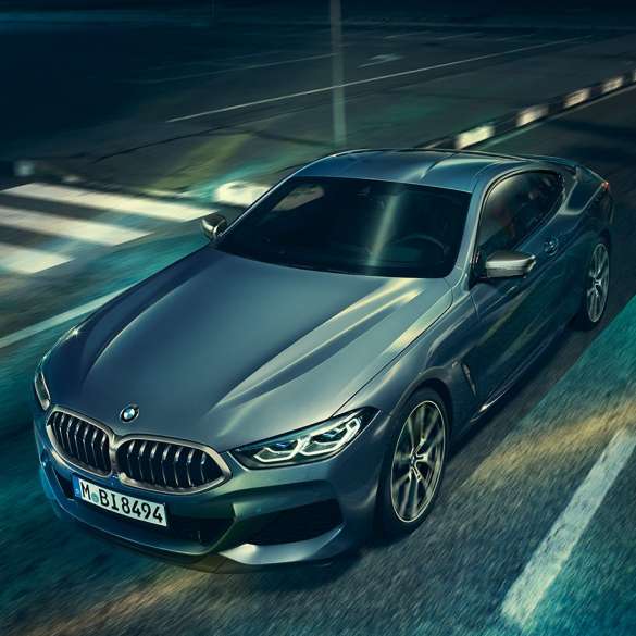 BMW radu 8 Coupé, predobočný pohľad. BMW radu 8 Coupé, predobočný pohľad, statický záber s pohľadom na kapotu.