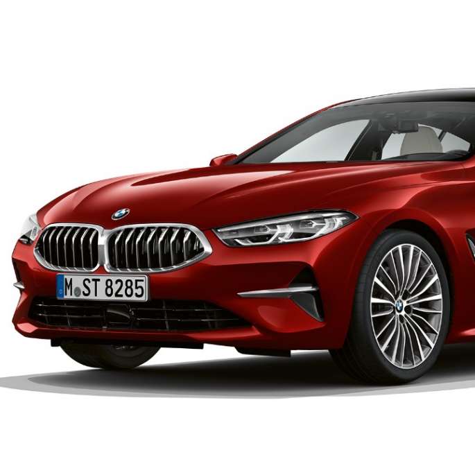 Základný model, trojštvrťový predný pohľad BMW radu 8 Gran Coupé, základný model trojštvrťový predný pohľad