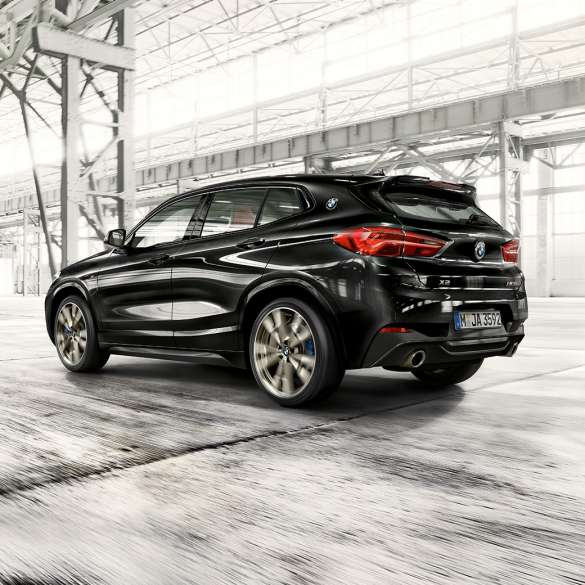 Jazdná dynamika BMW X2 M35i Jazdná dynamika BMW X2 M35i metalíza Sapphire Black F39 2018 zadobočný pohľad