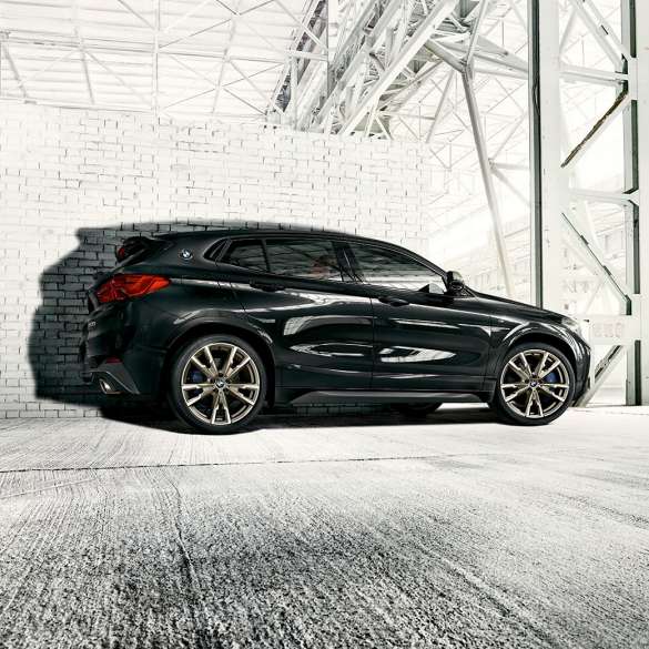 Exteriér BMW X2 M35i Exteriér BMW X2 M35i metalíza Sapphire Black F39 bočný pohľad