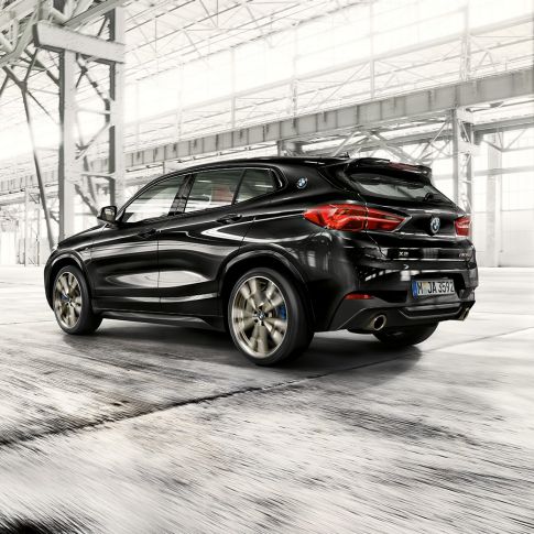 M zadný spojler BMW X2 M35i M zadný spojler BMW X2 M35i metalíza Sapphire Black F39 predobočný pohľad