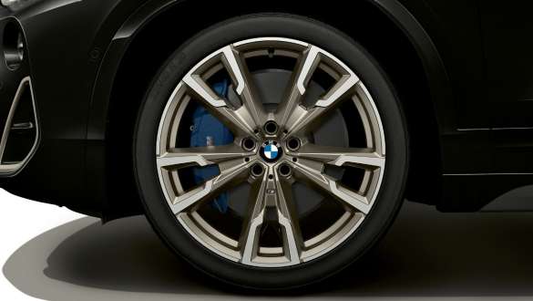 M Sport brzdy BMW X2 M35i M Sport brzdy BMW X2 M35i metalíza Sapphire Black F39 detail koleso