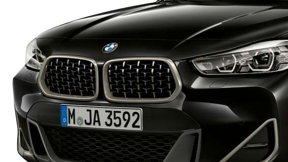 Obličky BMW X2 M35i BMW obličky v spracovaní Cerium Grey BMW X2 M35i metalíza Sapphire Black F39 predobočný pohľad