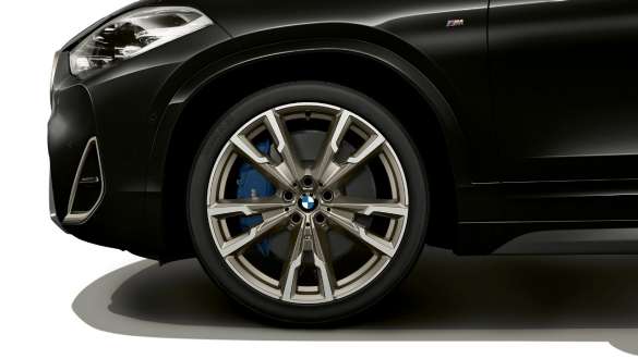 M disky z ľahkej zliatiny BMW X2 M35i metalíza Sapphire Black F39 detail koleso M disky z ľahkej zliatiny BMW X2 M35i metalíza Sapphire Black F39 detail koleso