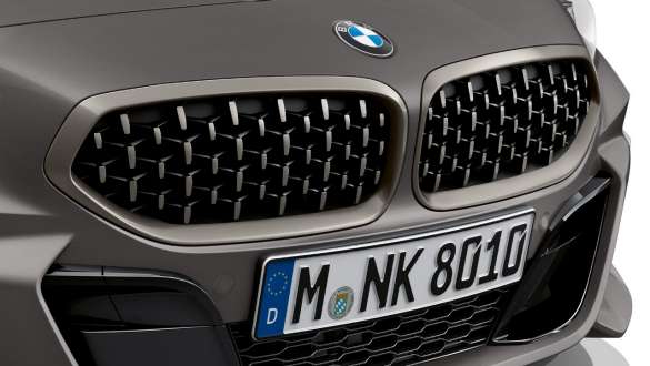 Obličky BMW Z4 M40i Roadster G29 Obličky so sieťovým dizajnom BMW Z4 M40i Roadster G29 2019 BMW Individual metalíza Frozen Grey detailný pohľad predná časť