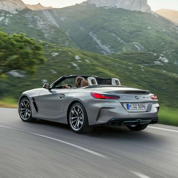 Jazdná dynamika BMW Z4 M40i G29 BMW Z4 Roadster M40i G29 2019 BMW Individual metalíza Frozen Grey zadobočný jazdný záber