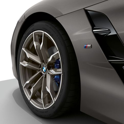 Disk z ľahkej zliatiny BMW Z4 M40i G29 Disk z ľahkej zliatiny BMW Z4 Roadster M40i G29 2019 BMW Individual metalíza Frozen Grey detailný záber koleso a výduch Air Breather
