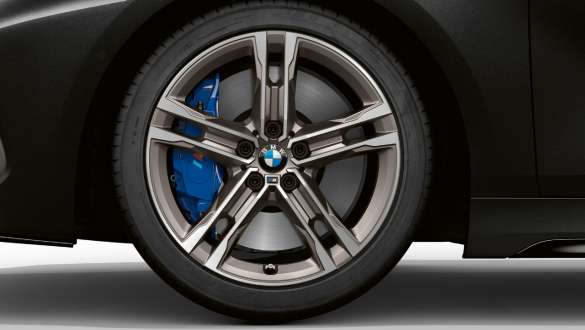 M Sport brzdy. BMW M135i xDrive s M Sport brzdami.