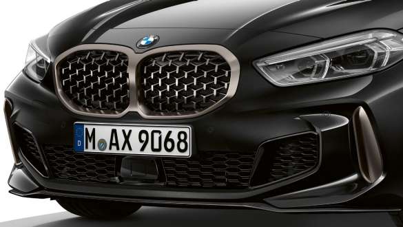 BMW mriežka chladiča v sieťovom dizajne. BMW M135i xDrive v metalickej farbe Black Sapphire s BMW mriežkou chladiča v sieťovom dizajne a v úprave Cerium Grey.