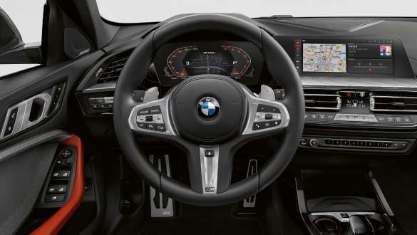 M kožený volant. BMW M135i xDrive kokpit s M koženým volantom.