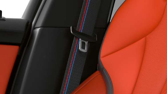 M bezpečnostné pásy. BMW M135i xDrive interiér s M bezpečnostnými pásmi.
