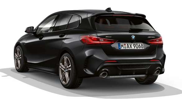 M aerodynamický balík. BMW M135i xDrive v metalickej farbe Black Sapphire, zadný pohľad s M aerodynamickým balíkom.