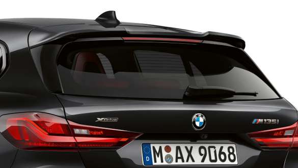 M zadný spojler. BMW M135i xDrive v metalickej farbe Black Sapphire, zadný pohľad s M zadným spojlerom.