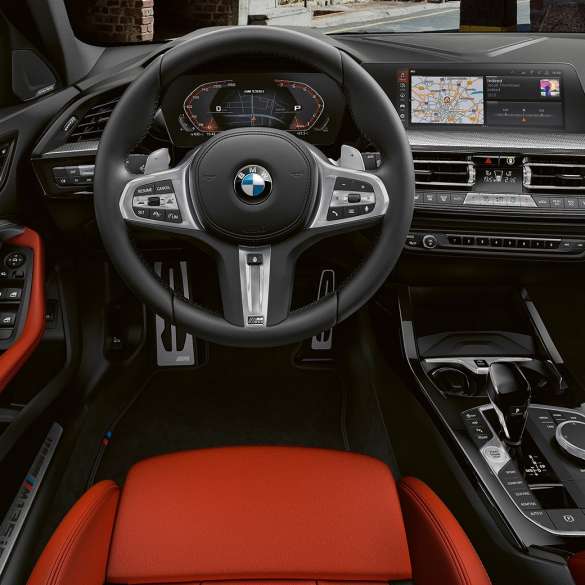 BMW M135i xDrive, interiér. BMW M135i xDrive interiér s M koženým volantom a M Sport sedadlami.