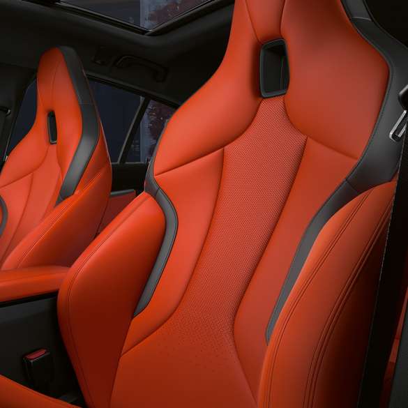 M Sport sedadlá s integrovanou opierkou hlavy. Atletické M Sport sedadlá s integrovanou opierkou hlavy v interiéri BMW M135i xDrive.