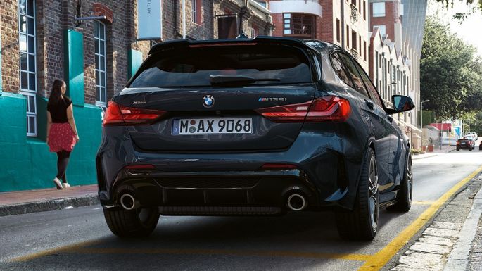 BMW M135i xDrive, zadný pohľad. BMW M135i xDrive v metalickej farbe Black Sapphire, zadný pohľad na odparkované vozidlo.