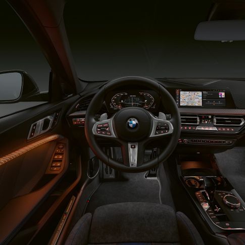 BMW M135i xDrive, kokpit. BMW M135i xDrive premiový interiér s podsvietenými interiérovými lištami.