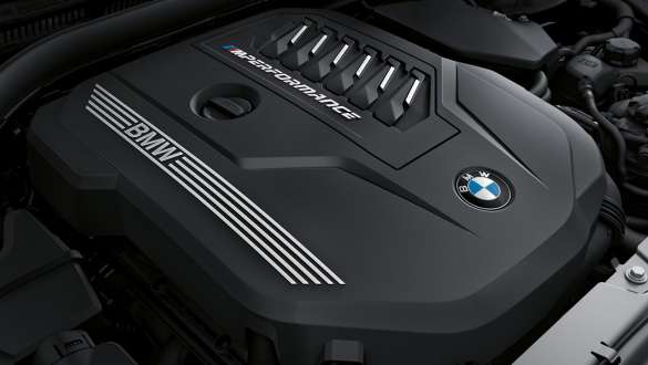 Benzínový 6-valec BMW M TwinPower Turbo BMW M440i xDrive Cabrio G23 2020 Radový benzínový 6-valec BMW M TwinPower Turbo BMW M440i xDrive Cabrio G23 2020 detail kryt motora