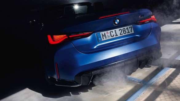 BMW M4 Competition Cabrio s pohonom M xDrive G83 2021 detailný pohľad zadný BMW M4 Competition Cabrio s pohonom M xDrive G83 2021 BMW Individual metalíza Frozen Portimao Blue detailný pohľad zadný
