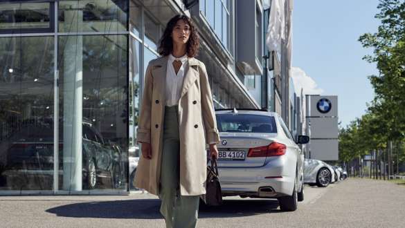 Žena pred budovou predajcu BMW BMW Service Inclusive žena pred budovou predajcu BMW