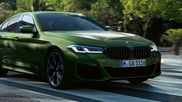 BMW M550i xDrive a Adaptívny M podvozok G30 2020 predobočný pohľad jazdný BMW M550i xDrive Sedan a Adaptívny M podvozok G30 LCI Facelift 2020 BMW Individual metalíza Verde Ermes predobočný jazdný pohľad