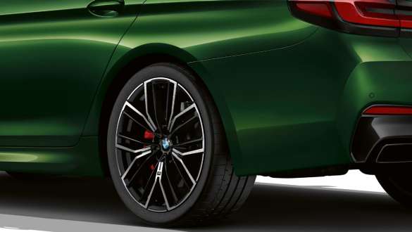 BMW M550i xDrive a M Sport diferenciál G30 2020 BMW M550i xDrive Sedan a M Sport diferenciál G30 LCI Facelift 2020 BMW Individual metalíza Verde Ermes detailný pohľad zadné koleso