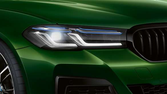 BMW M550i xDrive a BMW Laserlight G30 2020 BMW M550i xDrive Sedan a BMW Laserlight G30 LCI Facelift 2020 BMW Individual metalíza Verde Ermes detailný predný pohľad