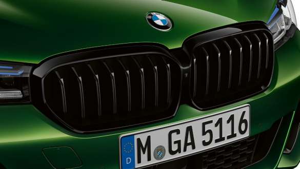 BMW M550i xDrive a BMW Individual Shadow Line G30 2020 BMW M550i xDrive Sedan a BMW Individual Shadow Line G30 LCI Facelift 2020 BMW Individual metalíza Verde Ermes detailný predný pohľad M obličky