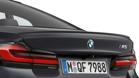 M zadný spojler BMW M5 F90 2020 M zadný spojler BMW M5 F90 LCI Facelift 2020 metalíza Brands Hatch Grey detailný pohľad zozadu