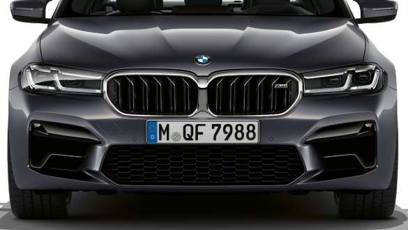 M obličky BMW M5 F90 2020 bočný pohľad M obličky BMW M5 F90 LCI Facelift 2020 metalíza Brands Hatch Grey predný pohľad