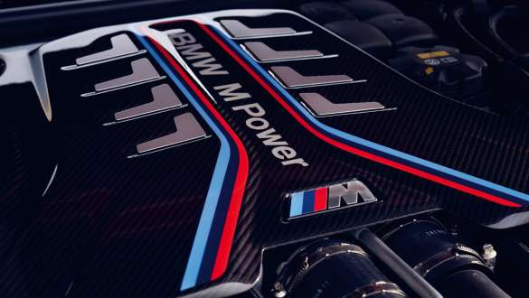 Benzínový 8-valec BMW M TwinPower Turbo BMW M5 F90 2020 Benzínový 8-valec BMW M TwinPower Turbo BMW M5 F90 LCI Facelift 2020 detail kryt motora