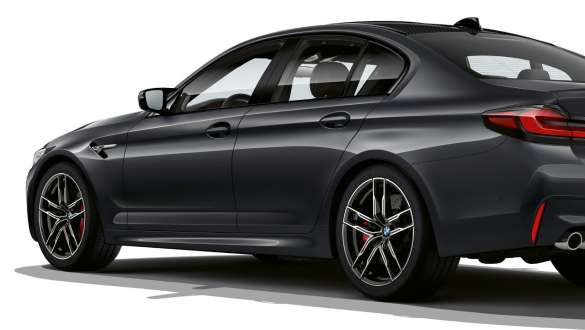 M xDrive BMW F90 2020 bočný pohľad M xDrive BMW M5 F90 LCI Facelift 2020 metalíza Brands Hatch Grey bočný pohľad
