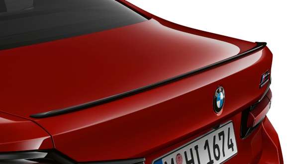 Vysokolesklý čierny M zadný spojler BMW M5 Competition F90 2020 Vysokolesklý čierny M zadný spojler BMW M5 Competition F90 LCI Facelift 2020 BMW Individual Imola Red detailný pohľad dvere batožinového priestoru