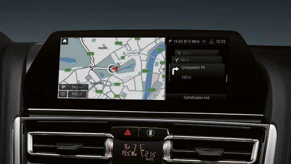 BMW Live Cockpit Professional. BMW radu 8 Cabrio M s funkciou BMW Live Cockpit Professional.