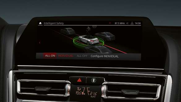 Driving Assistant Professional. BMW radu 8 Cabrio M s funkciou Driving Assistant Professional.