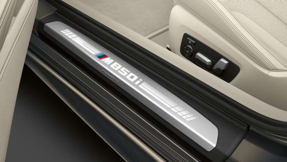 Nástupný prah s označením M850i. Nástupný prah BMW M850i xDrive Cabrio s označením M850i.