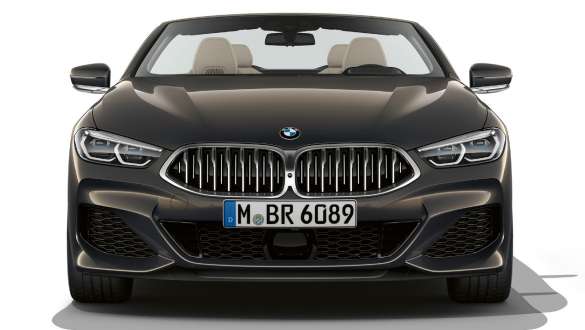 BMW M850i xDrive Cabrio, predná časť. BMW M850i xDrive Cabrio v metalickej farbe Dravit Grey s otvorenou strechou, predná časť s dvojitou mriežkou chladiča v galvanickej úprave Cerium Grey.