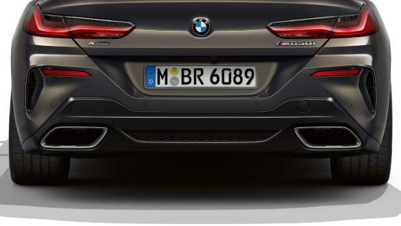 Koncovky výfuku vľavo a vpravo. BMW M850i xDrive Cabrio s koncovkami výfuku vľavo a vpravo.