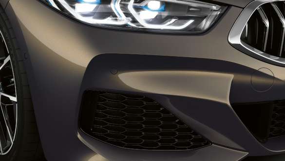 Vzduchové vstupy M aerodynamického balíka. BMW M850i xDrive Cabrio v metalickej farbe Dravit Grey s M aerodynamickým balíkom, vzduchové vstupy.