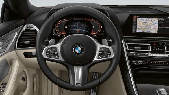 M kožený volant. Kokpit BMW M850i xDrive Cabrio s M koženým volantom.