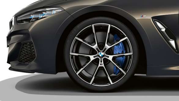 M Sport brzdy. BMW M850i xDrive Cabrio s M Sport brzdami.