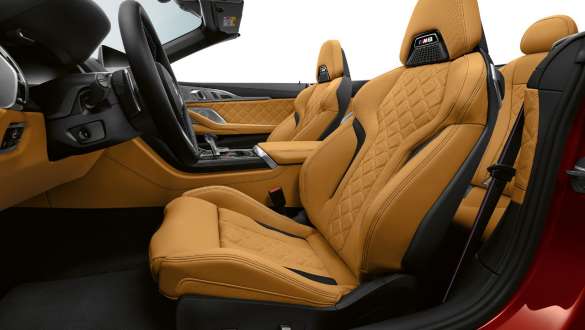 Kožené čalúnenie Merino/Alcantara. BMW M8 Competition Cabrio s koženým čalúnením Merino/Alcantara.