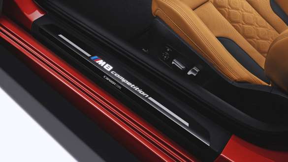 Nástupný prah so znakom M8 Competition. Nástupný prah BMW M8 Competition Cabrio so znakom M8 Competition.